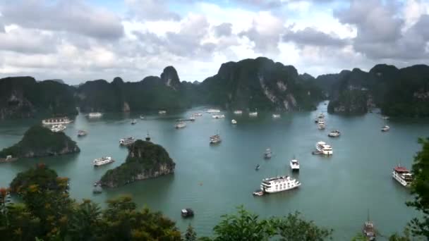 Vietnam 'ın en iyi gözcülerinden Halong Körfezi — Stok video