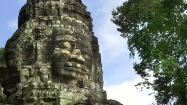 Angkor Wat 'taki Banteay Kdei Tapınağı kulesinde devasa bir yüzün yakın görüntüsü.