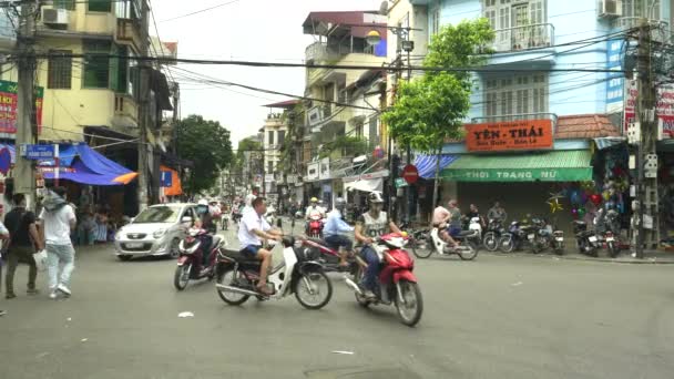 HANOI, VIETNAM - 28. června 2017: ranní provoz na rušné křižovatce ve staré čtvrti Hanoje — Stock video