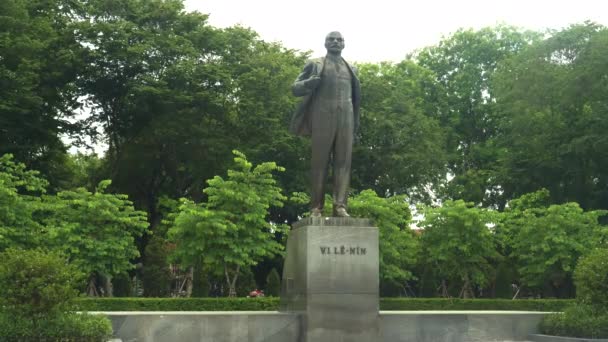 2017 년 6 월 28 일에 확인 함 . HANOI, VIETNAM - JUNE 28, 2017: wide shot of the statue of vlaenin hanoi — 비디오