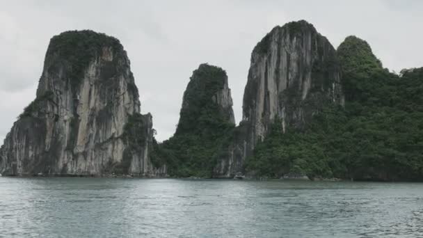 Tres picos y acantilados de piedra caliza en la bahía Halong — Vídeo de stock