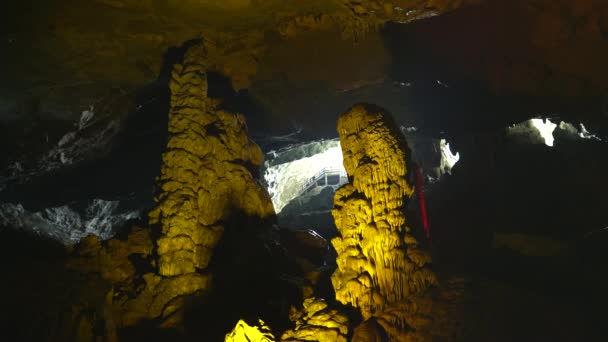 Två stalagmite inuti sjungit sot grotta vid halong bay — Stockvideo