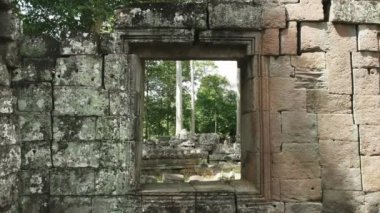 Angkor Wat 'taki Banteay Kdei Tapınağı' nın yıkıntılarında bir pencere.