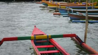 Bratan Gölü 'ndeki Hindu ulun danu bratan tapınağının yanında bağlı bir teknenin pruvası.