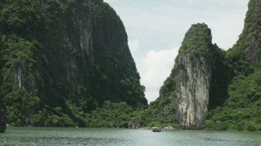 Halong körfezinde Vietnamlı bir balıkçı teknesinin uzun bir görüntüsü.