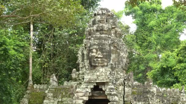 Angkor Wat 'taki Banteay Kdei Tapınağı' nın kapısının üstündeki dev bir yüzün ön görüntüsü. — Stok video