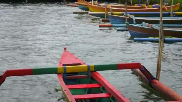 The bow of a boat tied up near the hindu ulun danu bratan temple at lake bratan — Stock Video