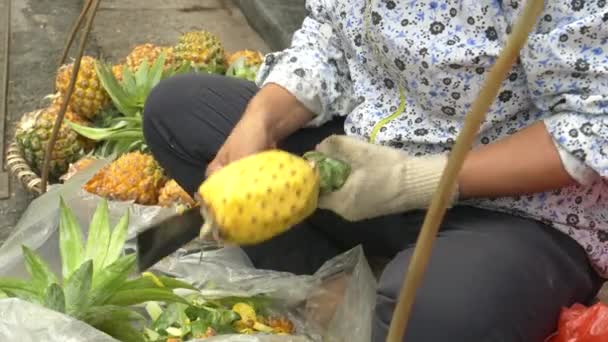 Close-up van het snijden van ananassen in de oude wijk van hanoi — Stockvideo