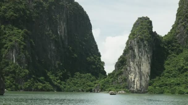 Távoli lövés egy vietnámi halászhajó Halong Bay — Stock videók