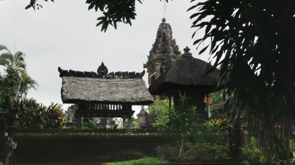 Zooma in skott på byggnader vid pura taman ayun templet — Stockvideo