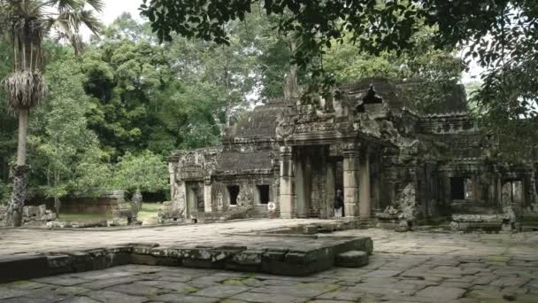 Široký pohled na nádvoří v troskách chrámu Banteay kdei v angkor wat — Stock video