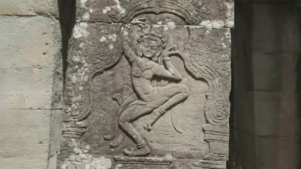 Bas relief ristning av en apsaras dansare vid banteay kdei tempel, angkor wat — Stockvideo