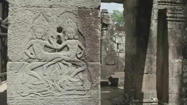 Bas relief of female apsaras dancers and lotus flowers at banteay kdei temple — Stock Video