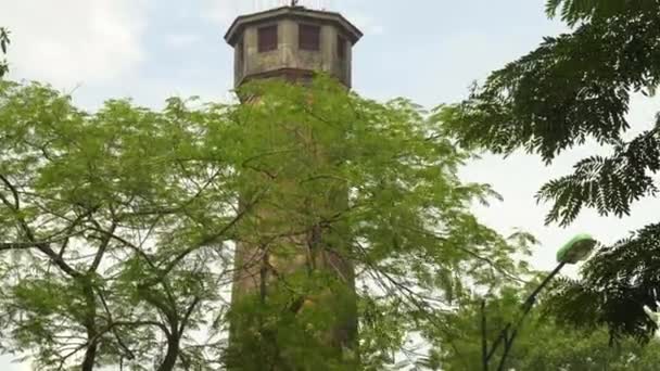 Una imagen inclinada de la torre de la bandera en Hanói — Vídeos de Stock