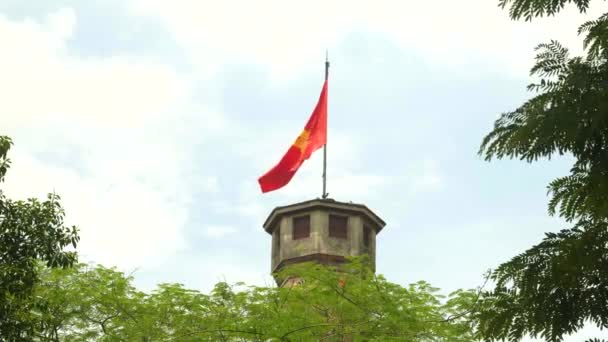 汉诺威的越南国旗塔倾斜落下来的镜头 — 图库视频影像