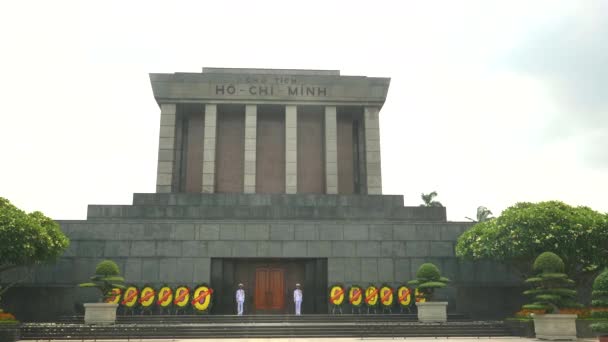 HANOI, VIETNAM - JUNHO 28, 2017: close up front shot of ho chi minhs mausoléu in hanoi — Vídeo de Stock