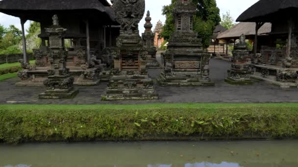Tilt up shot of a moat and religious structures at pura taman ayun temple — Stock Video