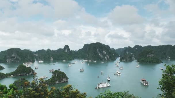 Výhled z vrcholu vyhlídka na Halong Bay, vietnam — Stock video