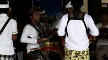 TABANAN, INDONEZYA - 16 HAZİRAN 2017: Bali Adası 'ndaki ulun danu bratan tapınağında bir gamelan gong grubunun yakın çekimi