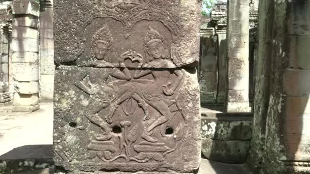 Low relief of two apsara dancers at banteay kdei temple, angkor wat — Stock Video