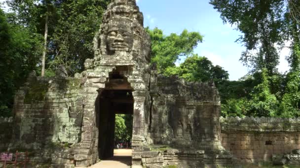 Angkor Wat yakınlarındaki Banteay Kdei Tapınağı 'nın doğu kapısındaki yüz kulesi. — Stok video
