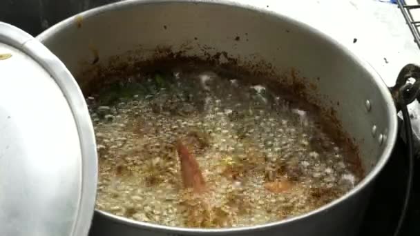 Fermer les ailes de poulet frire dans une casserole dans un étal de nourriture de rue au bangthe — Video