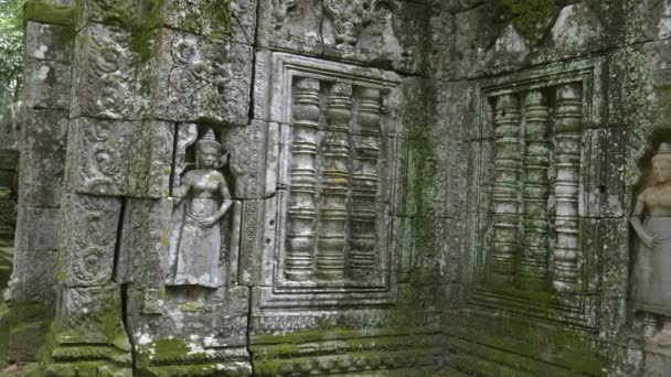 Pan of a carved devata and balustrades at ta nei temple, angkor — Stock Video