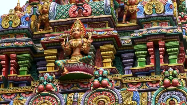 2017 년 6 월 21 일에 확인 함 . BangKOK, THAILAND- JUNE, 21, 2017: close up of a statue of a four armed hindu god at sri maha mariamman temple — 비디오