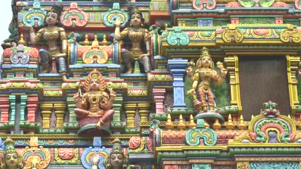 Pan van houtsnijwerk in de hindoe sri maha mariamman tempel in bangkok — Stockvideo