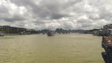 Halong Limanı 'na tur tekneleri girip çıkıyor.