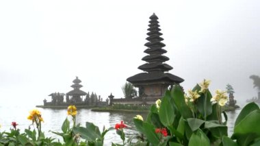 Bali 'deki Ulun Danu Bratan Tapınağı' nda meru. Önünde çiçekler var.
