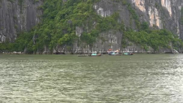 Tres barcos de pesca en Halong Bay, Vietnam — Vídeos de Stock