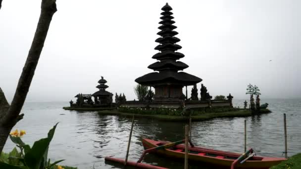 Kajak związany w świątyni ulun danu bratan, Bali — Wideo stockowe
