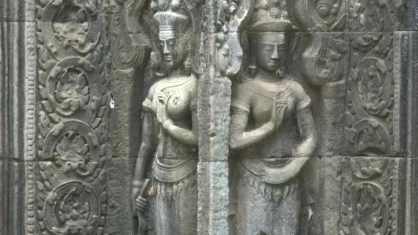 Närbild av två utsökta snidade sten devata vid ta prohm templet — Stockvideo