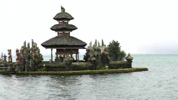 在Bali的ulun danu beratan寺庙关闭了一个meru — 图库视频影像
