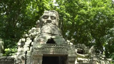 Banteay Kdei tapınağının batı girişindeki yüz kulesi, Angkor Wat