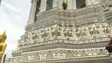 Bangkok 'taki Wat Arun Tapınağı' nın ana kulesinin tepesinde.