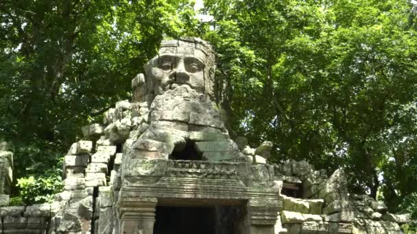 Ansikte torn vid västra ingången av banteay kdei templet, angkor wat — Stockvideo