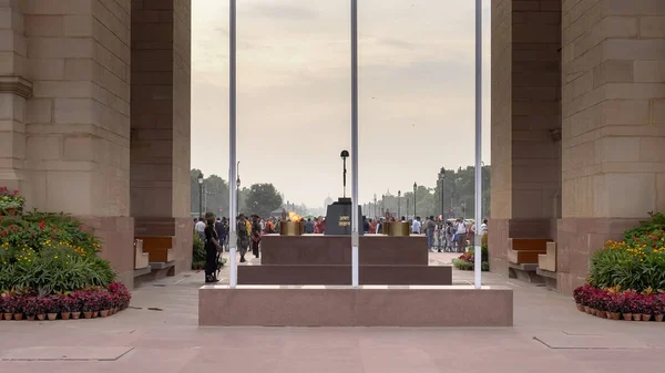 DELHI, INDIA - MARCH 13, 2019: afternoon view of the flame of the immortal soldier beneath india gate in new delhi — Stock Photo, Image