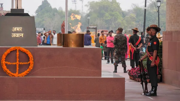 DELHI, ÍNDIA - Março 13, 2019: guarda de plantão ao lado da chama no portão da Índia em delhi — Fotografia de Stock