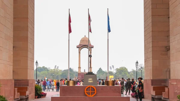DELHI, INDIA - 13 Mart 2019: Hindistan Kapısı 'nın geniş açılı görüntüsü Sonsuz alev ve Delhi' deki koruma — Stok fotoğraf