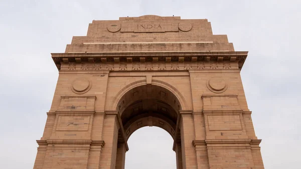 Un plan rapproché à angle bas du haut de la porte de l'Inde dans le nouveau delhi — Photo