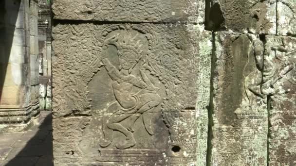 Bas relief of a dancer at banteay kdei temple, angkor wat — Stock Video