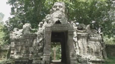 Batı kapısına yakınlaş ve Banteay Kdei Tapınağı, Ankor 'daki kuleye.