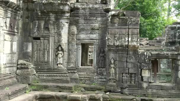 Ampia vista di devata intagliato al tempio banteay kdei vicino a angkor wat — Video Stock