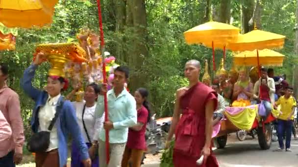 SIEM REAP, CAMBODIA- JUNHO, 29 2017: rastreamento de fotos de monges budistas em breve iniciados em uma procissão perto de angkor wat — Vídeo de Stock