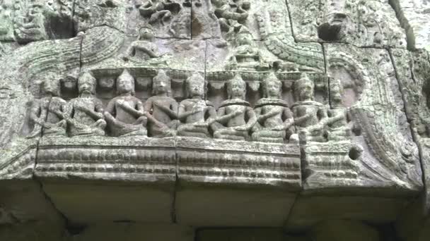 Casserole de figures sculptées sur un linteau au temple ta nei, angkor — Video