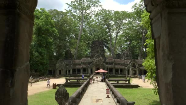 Vista desde una ventana de las ruinas de ta prohm templo, angkor — Vídeos de Stock