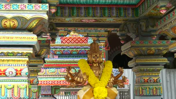 BANGKOK, THAILAND- JUNI, 21, 2017: hindoe god met goudsbloem bij sri maha mariamman tempel, bangkok — Stockvideo