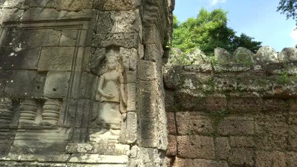 Резной статуя на восточных воротах banteay kdei, Ангкор Ват — стоковое видео
